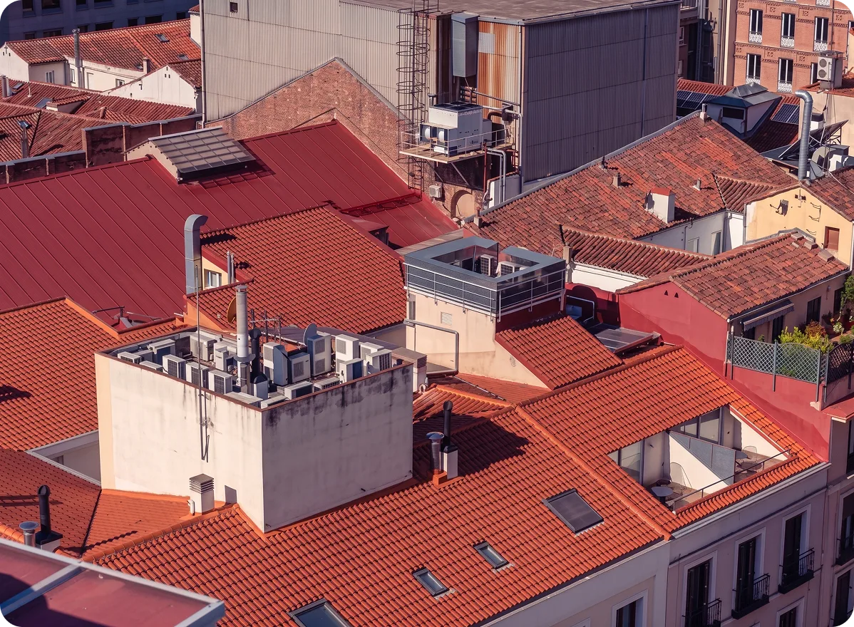 selective-focus-of-building-with-windows-near-rooftop-e1625561337841 1